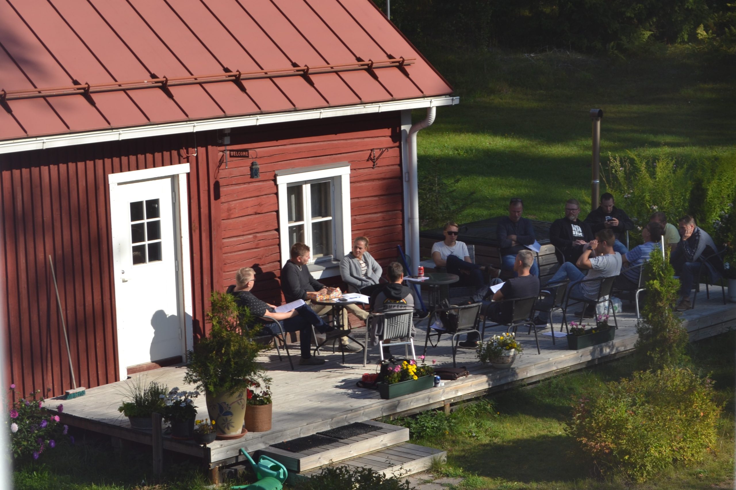 Aamun tykypalaveri saunan kuistilla