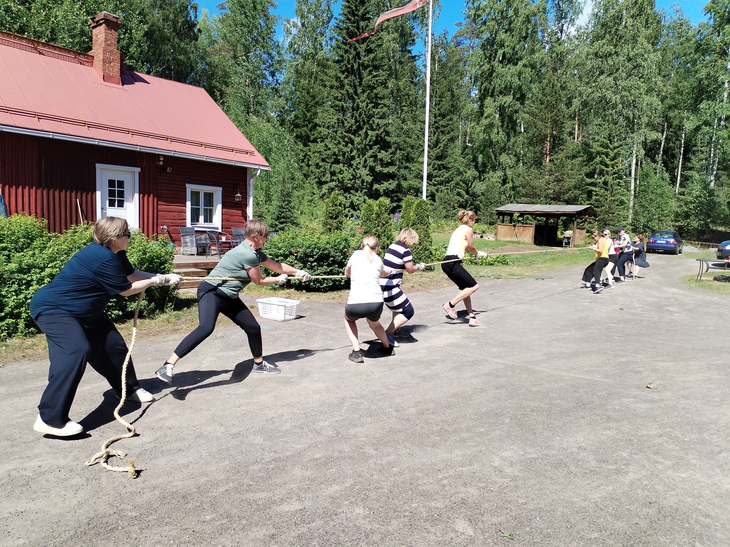 Köydenvetoa saunan edessä